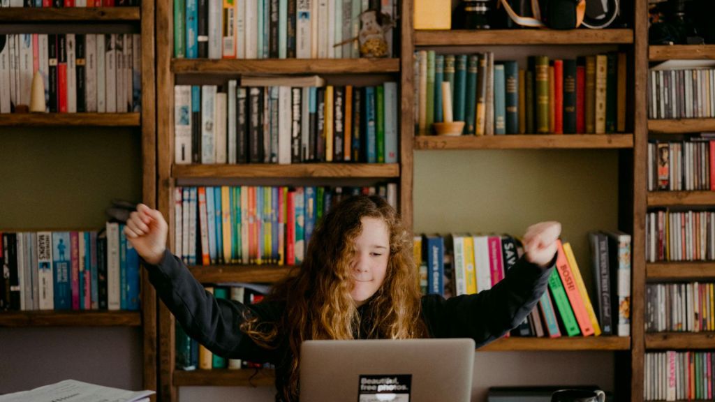 KInL - 5 Tips PBL remote young girl celebrating while learning at her laptop