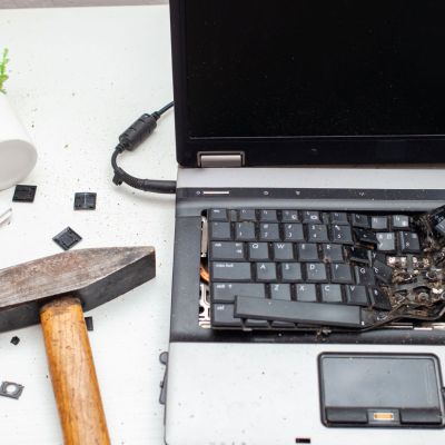 man destroyed laptop with a hammer. Nervous work, buggy computer, errors, slow Internet, not saved in the game, printed text, hung. Bad old computer failed, does not turn on, hangs.