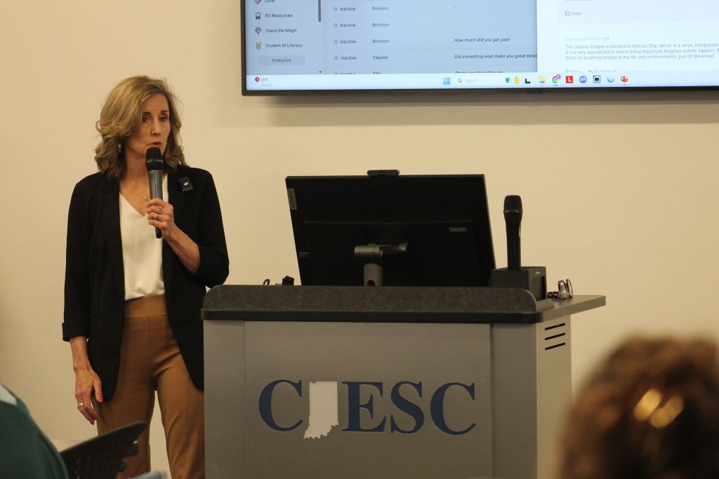 Woman presenting at a CIESC event.
